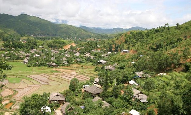 Les villages des Lu à Lai Châu font peau neuve