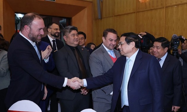 Têt: Pham Minh Chinh rencontre des investisseurs étrangers au Vietnam