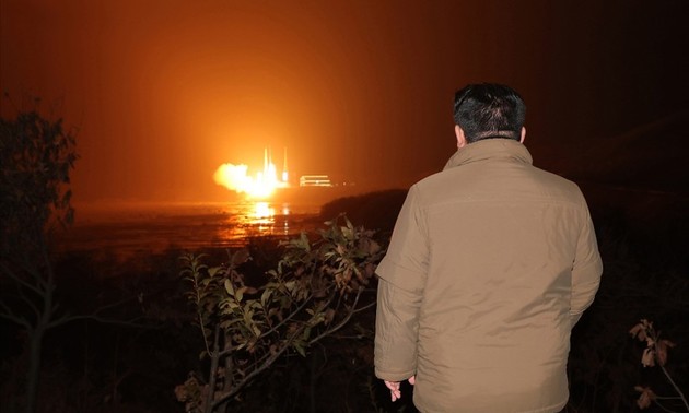 Kim Jong-un supervise le lancement d'un missile de croisière depuis un sous-marin