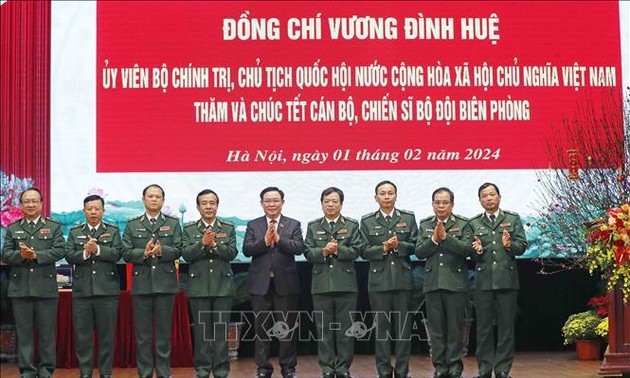 Têt: Vuong Dinh Huê rend visite à des gardes-frontières