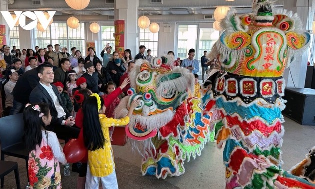 Les Vietnamiens dans le monde célèbrent le Têt du Dragon anticipé