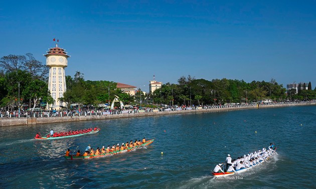 Une course de pirogues et de bateaux-paniers pour célébrer le Nouvel An lunaire à Phan Thiêt