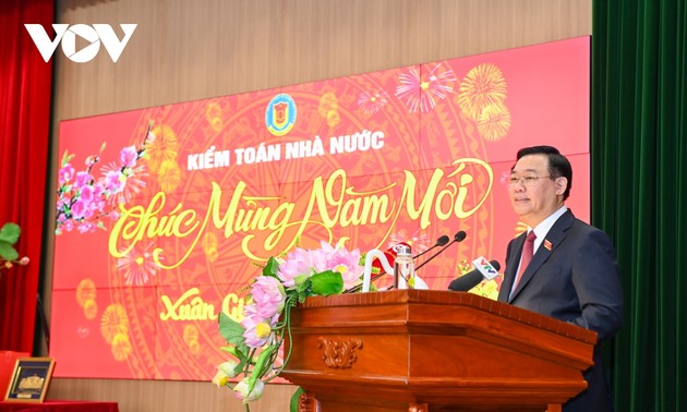 Vuong Dinh Huê rencontre le personnel de l’Audit d’État