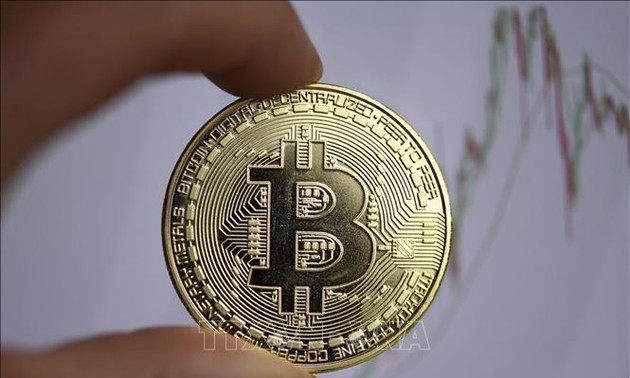 Le bitcoin franchit les 60.000 dollars et s'approche de son record historique