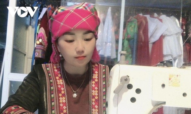 Thào Thi Dê, gardienne des traditions vestimentaires Mông