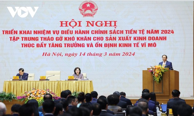 Pham Minh Chinh préside une conférence sur la gestion des politiques monétaires en 2024