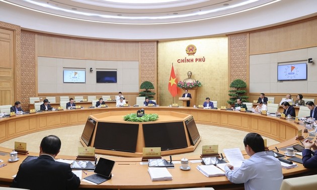 Le Premier ministre Pham Minh Chinh dirige la réunion gouvernementale sur l'élaboration des lois en mars 2024