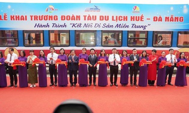 Inauguration d’une paire de trains touristiques reliant les sites patrimoniaux du Centre du Vietnam