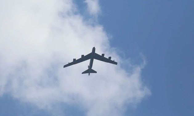 Les États-Unis déploient des bombardiers stratégiques B-52 en Roumanie