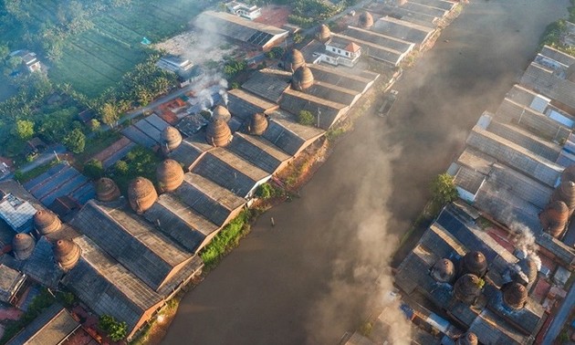 หมู่บ้านผลิตอิฐดินเผา Mang Thít