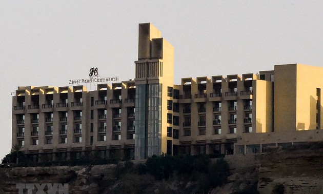 4 gunmen attacking hotel in Pakistan killed