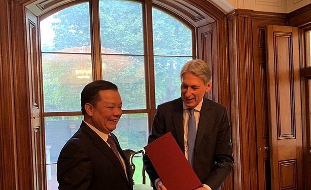 Vietnam, UK boost finance cooperation