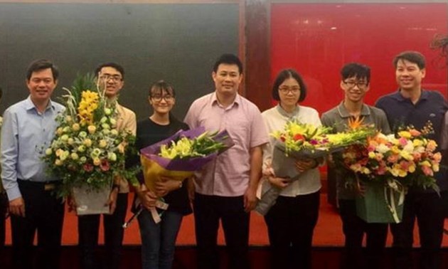 Vietnamese students win international science prizes