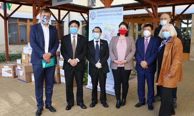 Vietnamese in Czech give face masks to nursing homes