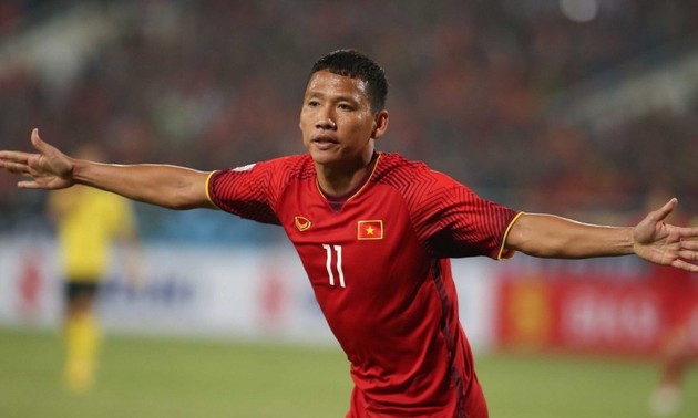 Vietnamese footballers assist flood victims