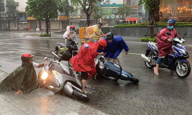 5 airports closed as Storm Etau approaches central Vietnam