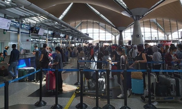 More Vietnamese citizens brought home from Malaysia