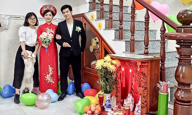 HCM city couple stages online COVID-19 wedding