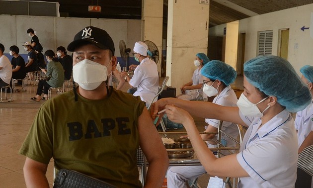 Hanoi vaccinates foreigners against COVID-19 