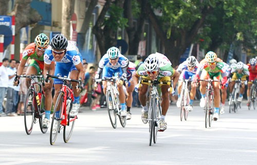 Khai mạc giải đua xe đạp Về Trường Sơn
