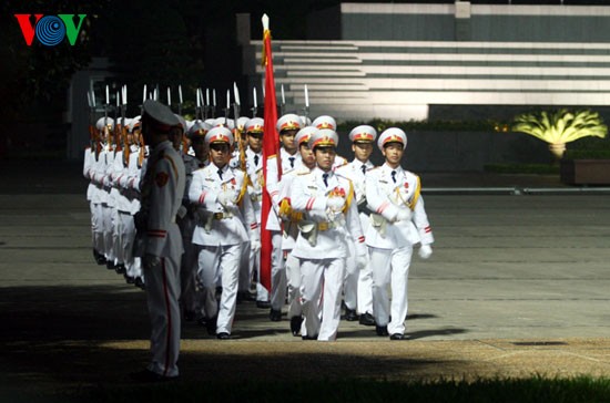 Nghi lễ hạ cờ ở Quảng trường Ba Đình 