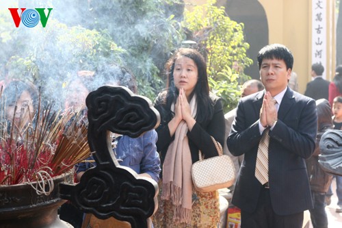 Người Hà Nội nô nức đi lễ chùa sáng mùng 1 Tết 