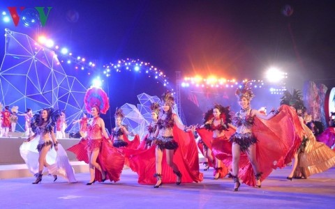Rực rỡ sắc màu đêm hội Carnaval Hạ Long 2016