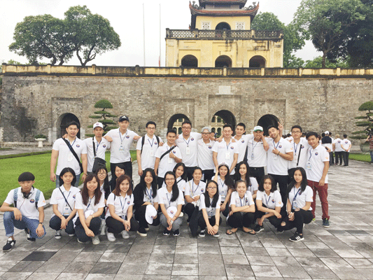 Thanh niên, sinh viên kiều bào thăm Lăng Bác và Hoàng thành Thăng Long