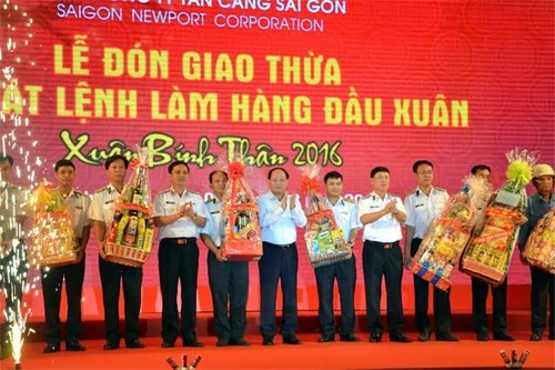 Tổng Công ty Tân cảng Sài Gòn: Phát lệnh làm hàng xuân Đinh Dậu 