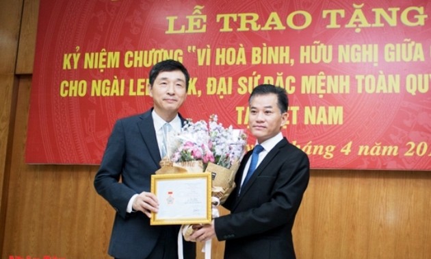  Đại sứ Hàn Quốc tại Việt Nam được tặng Kỷ niệm chương “Vì hòa bình hữu nghị giữa các dân tộc”