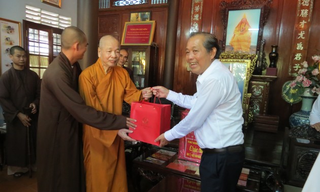  Phó Thủ tướng thường trực Chính phủ Trương Hòa Bình thăm các chức sắc Phật giáo tại Huế