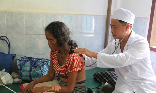 Bác sĩ VIệt Nam khám chữa bệnh cho người dân bị ảnh hưởng bởi vỡ đập thủy điện ở Lào