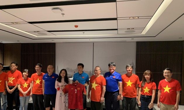 Đại sứ Việt Nam tại Myanmar tới thăm và động viên đội tuyển bóng đá quốc gia