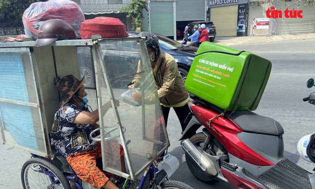 Xe 'cơm di động miễn phí' đến tận tay người nghèo TP Hồ Chí Minh trong mùa dịch