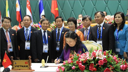Chủ tịch QH Nguyễn Sinh Hùng tiếp Tổng Thư ký AIPA đang ở thăm Việt Nam