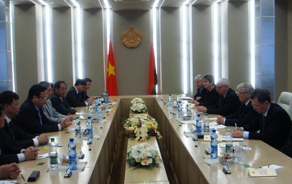 Phó Chủ tịch Quốc hội Huỳnh Ngọc Sơn làm việc với Bộ Quốc phòng Belarus 