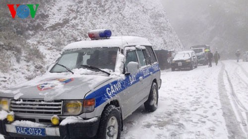 Tuyết ở Lào Cai dày tới 30 cm, giao thông tê liệt 