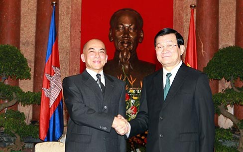 Chủ tịch nước Trương Tấn Sang tới PhnomPenh bắt đầu chuyến thăm cấp Nhà nước Campuchia