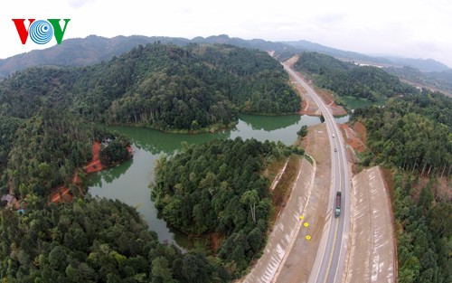 Xuân trên tuyến đường cao tốc dài nhất Việt Nam 