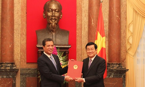 Chủ tịch nước Trương Tấn Sang trao quyết định bổ nhiệm đại sứ