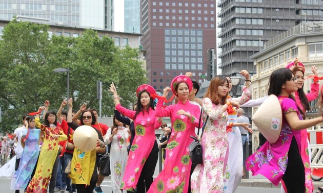 Người Việt tham gia Lễ hội văn hóa tại Đức
