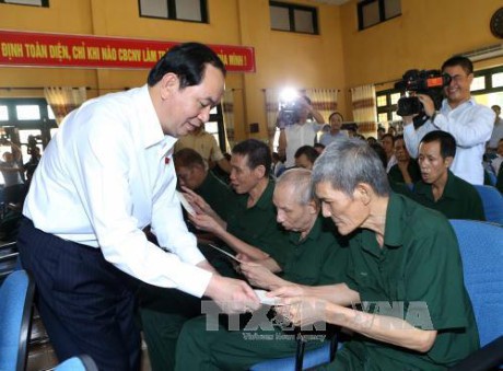 Chủ tịch nước Trần Đại Quang thăm và tặng quà cho các thương binh tại tỉnh Hà Nam