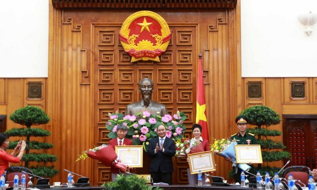 Thủ tướng Nguyễn Xuân Phúc trao Huân chương Lao động hạng nhất cho xạ thủ Hoàng Xuân Vinh