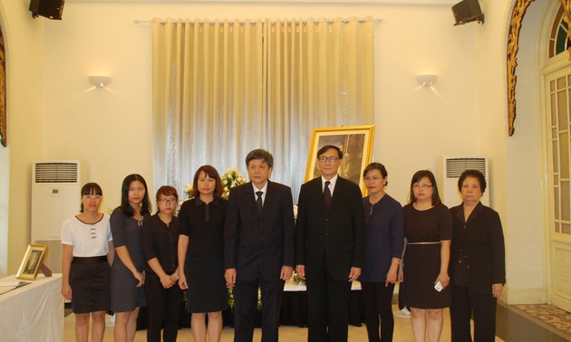 Lãnh đạo Đài tiếng nói Việt Nam đến viếng Nhà vua Thái Lan tại Hà Nội