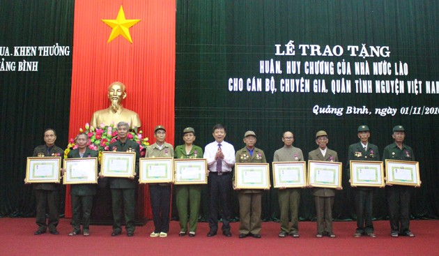 Trao Huân, Huy chương của Lào tặng cán bộ, chuyên gia và quân tình nguyện Việt Nam
