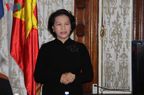 Chủ tịch Quốc hội nói chuyện với cán bộ, công nhân viên Đại sứ quán Việt Nam tại Cu-ba