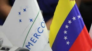 Venezuela hoists Mercosur flag in show of taking on presidency 