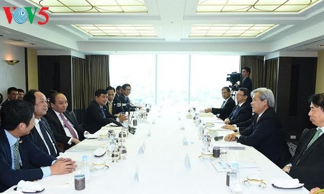 Prime Minister Nguyen Xuan Phuc meets with Japanese investors 