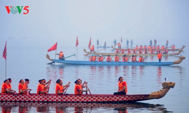 Dragon boat race makes waves in Hanoi