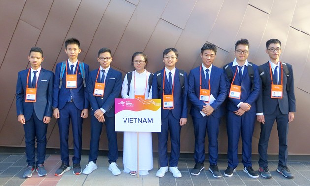 Vietnamese students bring home Asian physics prizes